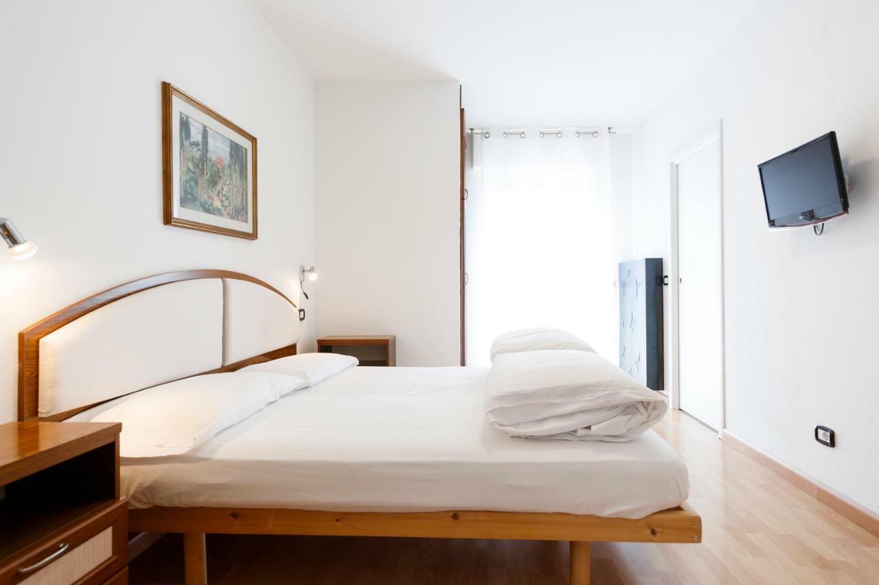 Hotel Sole Holiday Arco Bagian luar foto